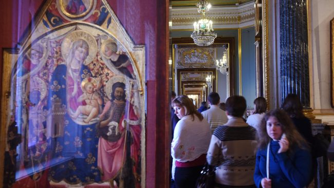 Хоругвь лицевая сторона: Мадонна с Младенцем, святым епископом, Иоанном Крестителем и ангелами работы Антонио да Фиренце в зале искусства Италии эпохи Возрождения XIII-XVвв. Государственного Эрмитажа в Санкт-Петербурге Хоругвь лицевая сторона: Мадонна с Младенцем, святым епископом, Иоанном Крестителем и ангелами работы Антонио да Фиренце в зале искусства Италии эпохи Возрождения XIII-XVвв. Государственного Эрмитажа в Санкт-Петербурге
