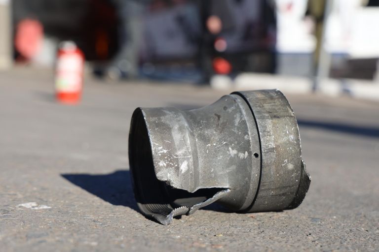 Фрагмент ракеты после обстрела украинскими войсками центрального Ворошиловского района Донецка Фрагмент ракеты после обстрела украинскими войсками центрального Ворошиловского района Донецка