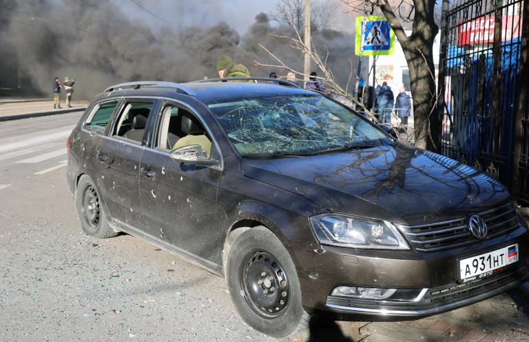 Посеченный осколками автомобиль после обстрела украинскими войсками центрального Ворошиловского района Донецка Посеченный осколками автомобиль после обстрела украинскими войсками центрального Ворошиловского района Донецка