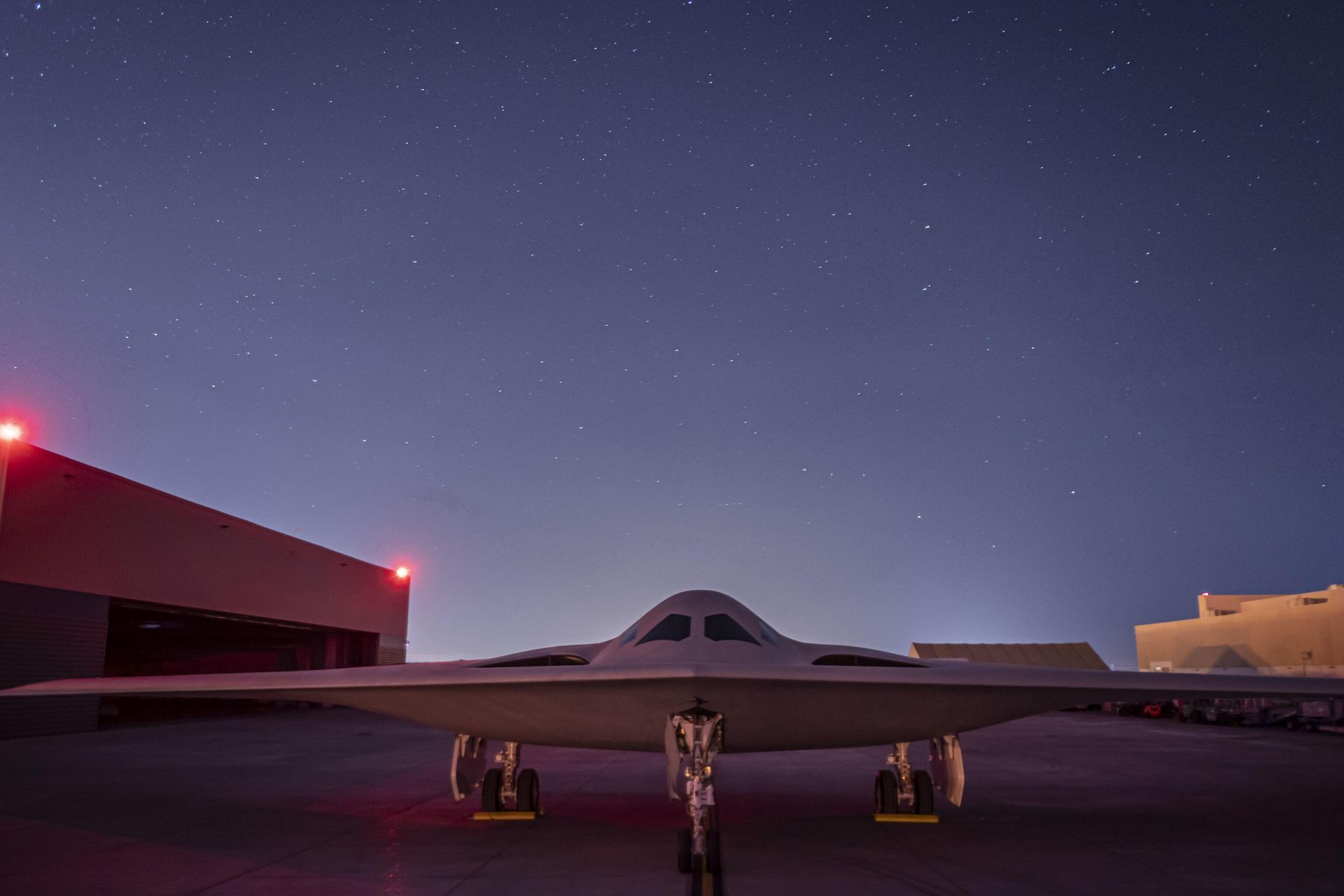Новый стратегический бомбардировщик ВВС США B-21 Raider - РИА Новости, 1920, 05.11.2025