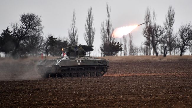 Бойцы противовоздушной обороны Воздушно-десантных войск России с переносным зенитным ракетным комплексом в зоне проведения СВО