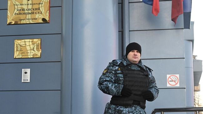 Сотрудник Федеральной службы судебных приставов у здания Мещанского суда в Москве Сотрудник Федеральной службы судебных приставов у здания Мещанского суда в Москве