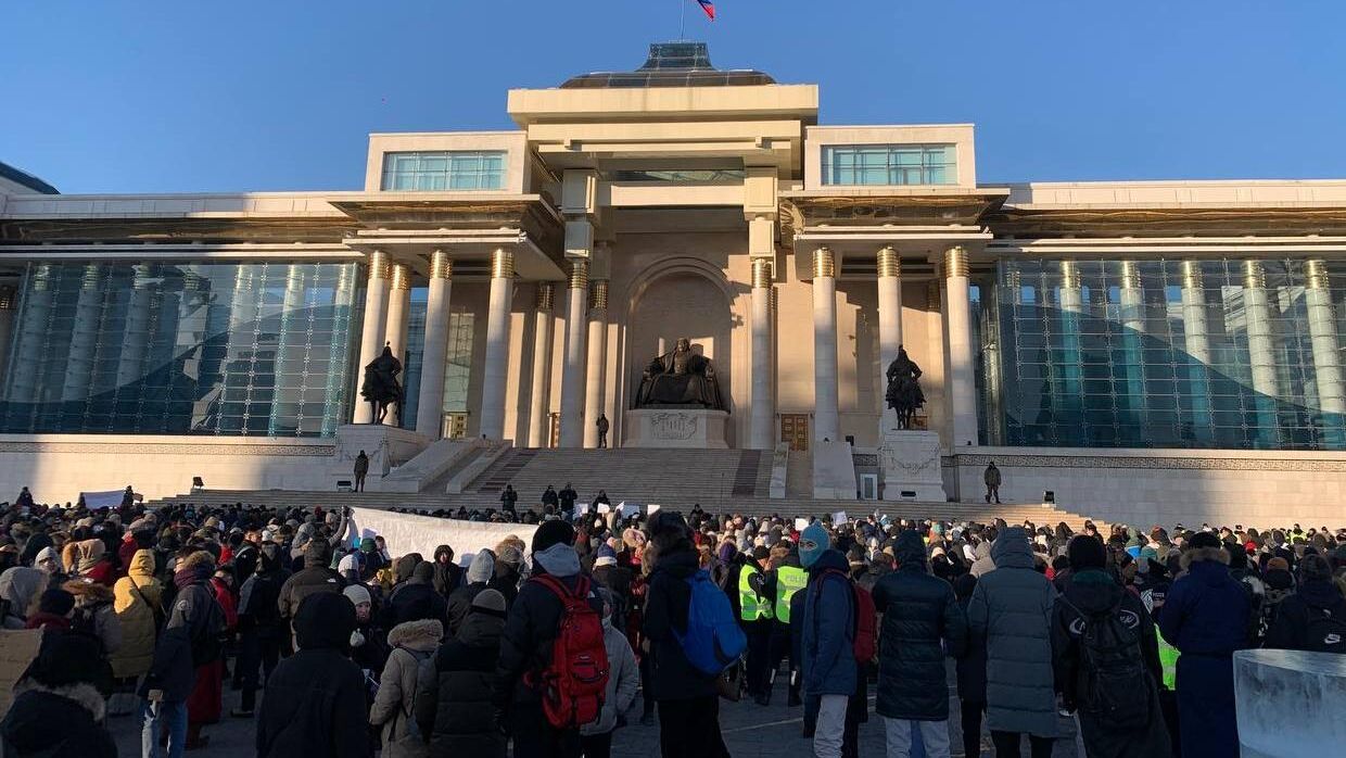 Протестующие перед зданием правительства на площади Сухэ-Батора в Улан-Баторе Протестующие перед зданием правительства на площади Сухэ-Батора в Улан-Баторе - РИА Новости, 1920, 22.12.2022
