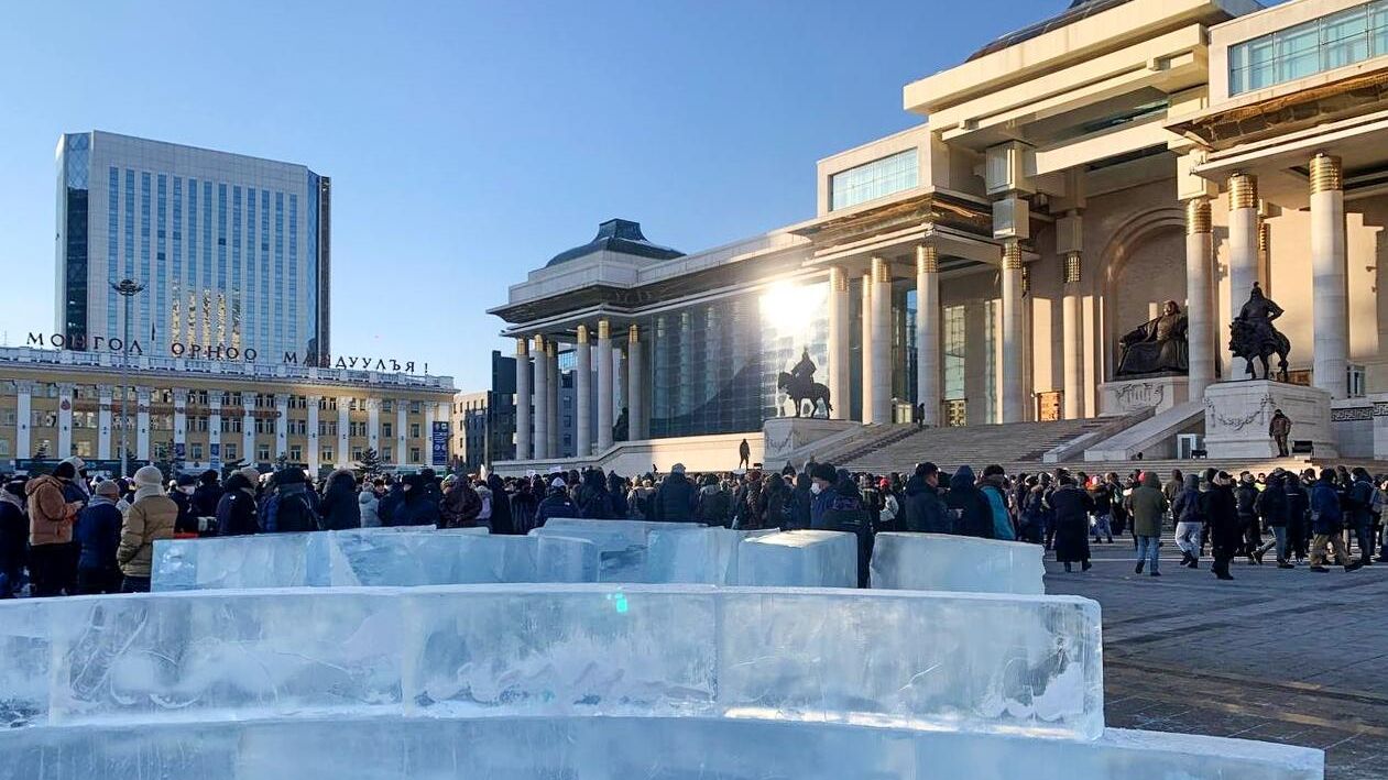 Протестующие перед зданием правительства на площади Сухэ-Батора в Улан-Баторе Протестующие перед зданием правительства на площади Сухэ-Батора в Улан-Баторе - РИА Новости, 1920, 14.12.2022
