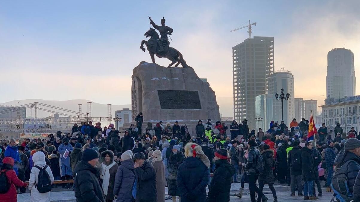 Протестующие на площади Сухэ-Батора в Улан-Баторе Протестующие на площади Сухэ-Батора в Улан-Баторе - РИА Новости, 1920, 07.12.2022