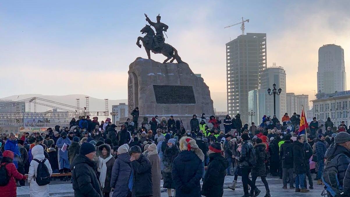 Протестующие на площади Сухэ-Батора в Улан-Баторе Протестующие на площади Сухэ-Батора в Улан-Баторе - РИА Новости, 1920, 13.12.2022