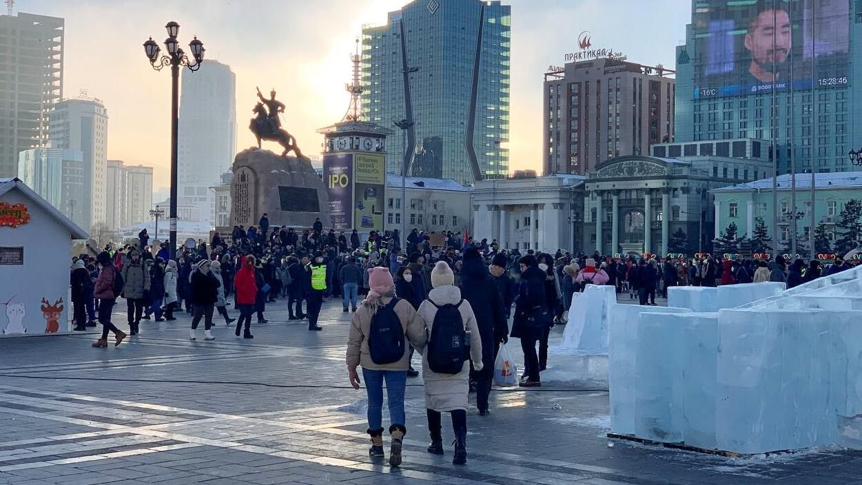 Протестующие на площади Сухэ-Батора в Улан-Баторе Протестующие на площади Сухэ-Батора в Улан-Баторе - РИА Новости, 1920, 13.12.2022