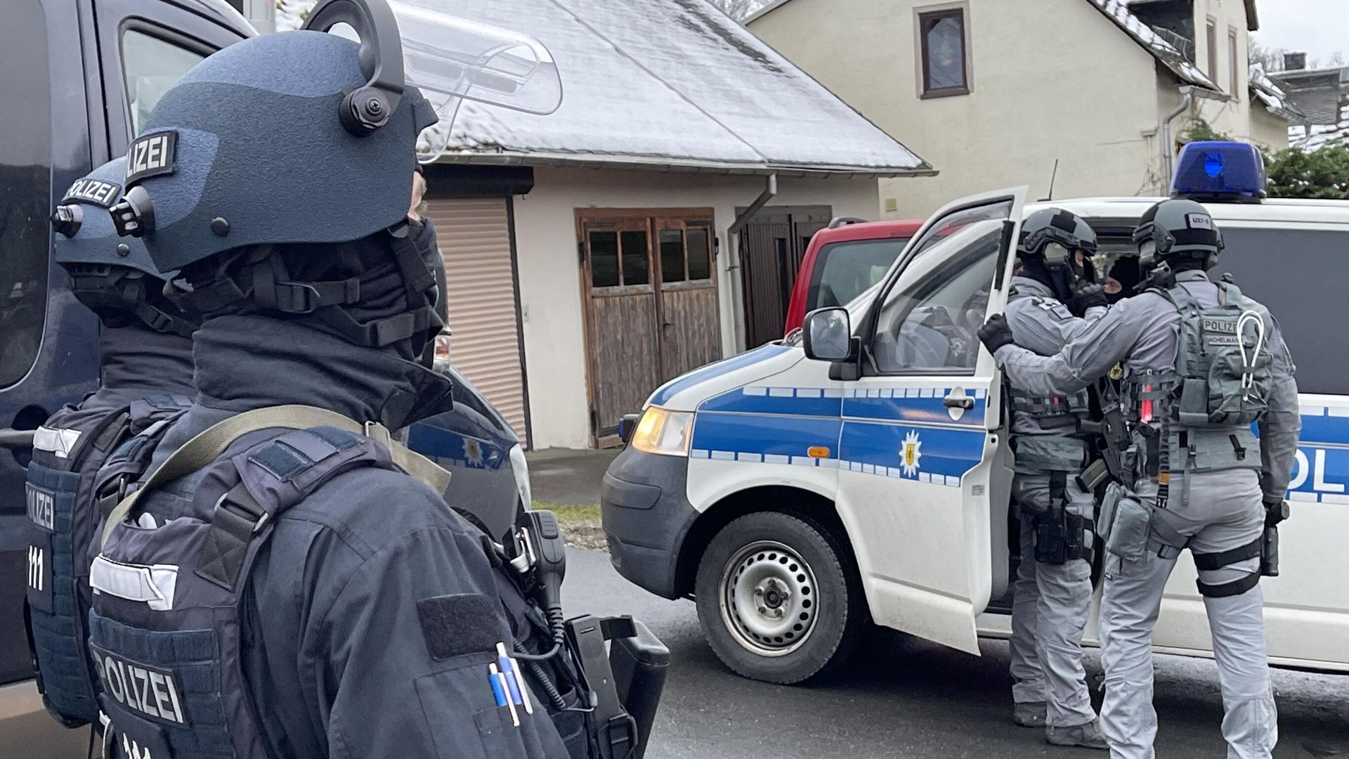 Сотрудники немецкой полиции в районе Бад-Лобенштайна во время рейдов против членов крайне правой террористической группы, подозреваемых в планировании нападения на парламент Германии - РИА Новости, 1920, 07.12.2022