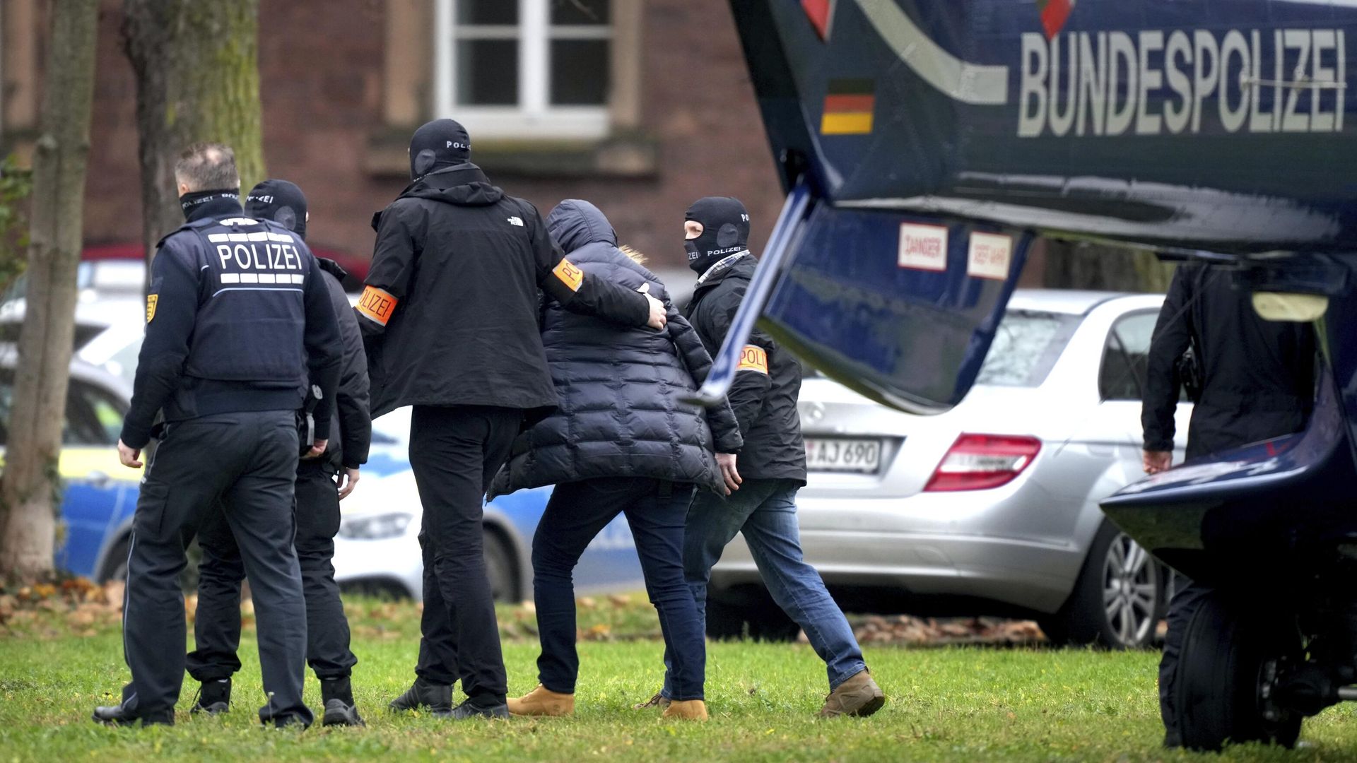 Сотрудники немецкой полиции сопровождают подозреваемого в Карлсруэ во время рейдов против членов крайне правой террористической группы, подозреваемых в планировании нападения на парламент Германии Сотрудники немецкой полиции сопровождают подозреваемого в Карлсруэ во время рейдов против членов крайне правой террористической группы, подозреваемых в планировании нападения на парламент Германии - РИА Новости, 1920, 08.12.2022