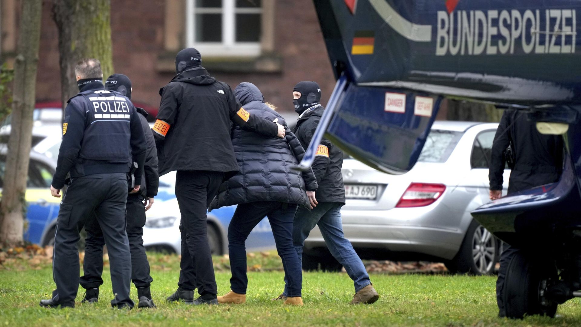 Сотрудники немецкой полиции сопровождают подозреваемого в планировании нападения на парламент Германии Сотрудники немецкой полиции сопровождают подозреваемого в планировании нападения на парламент Германии - РИА Новости, 1920, 08.12.2022