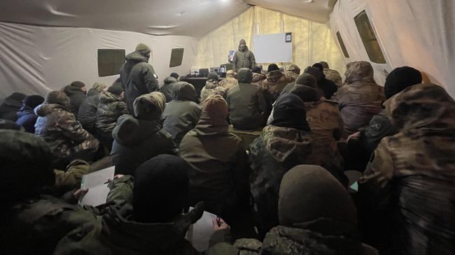 Инструктор Агат читает вводную лекцию Инструктор Агат читает вводную лекцию