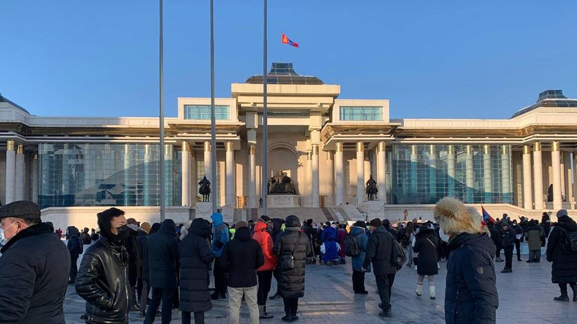 Протестующие перед зданием правительства на площади Сухэ-Батора в Улан-Баторе Протестующие перед зданием правительства на площади Сухэ-Батора в Улан-Баторе - РИА Новости, 1920, 08.12.2022