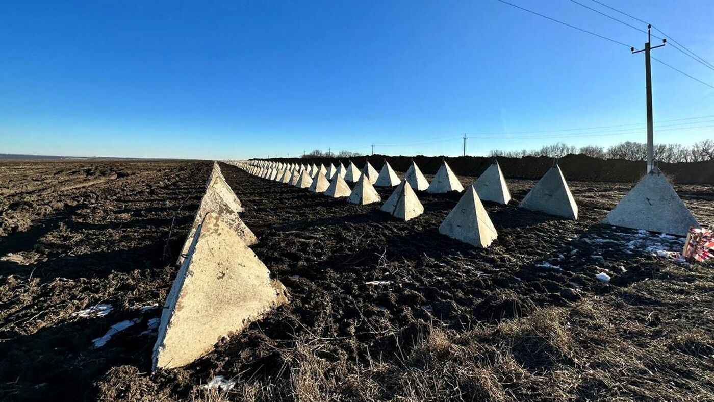 Вид на строящиеся оборонительные сооружения засечной черты на границе с Украиной в Белгородской области - РИА Новости, 1920, 28.08.2025