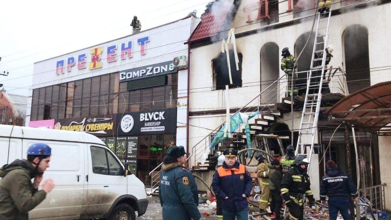 Сотрудники спасательной службы МЧС России на месте взрыва в торговом доме Таргим в Назрани - РИА Новости, 1920, 07.12.2022