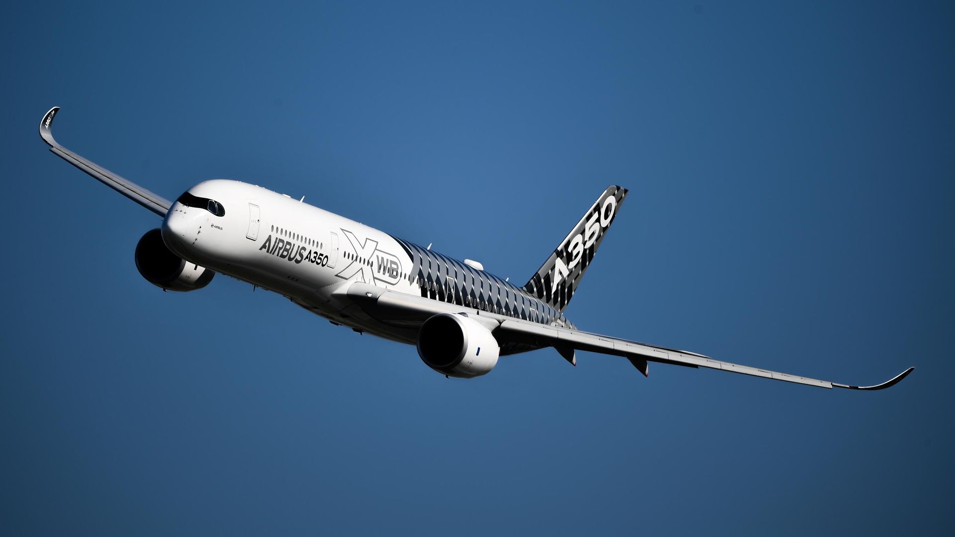 Дальнемагистральный широкофюзеляжный самолет Airbus A350-900 Дальнемагистральный широкофюзеляжный самолет Airbus A350-900 - РИА Новости, 1920, 23.12.2022