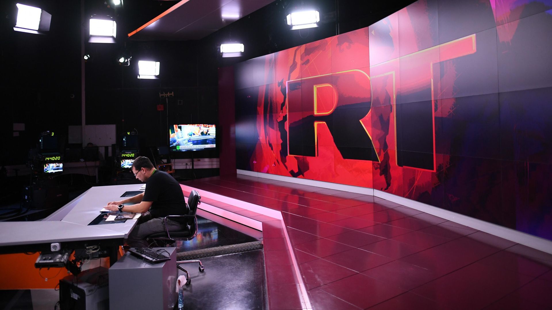 Сотрудник в студии телеканала Russia Today в Москве. - РИА Новости, 1920, 08.12.2022
