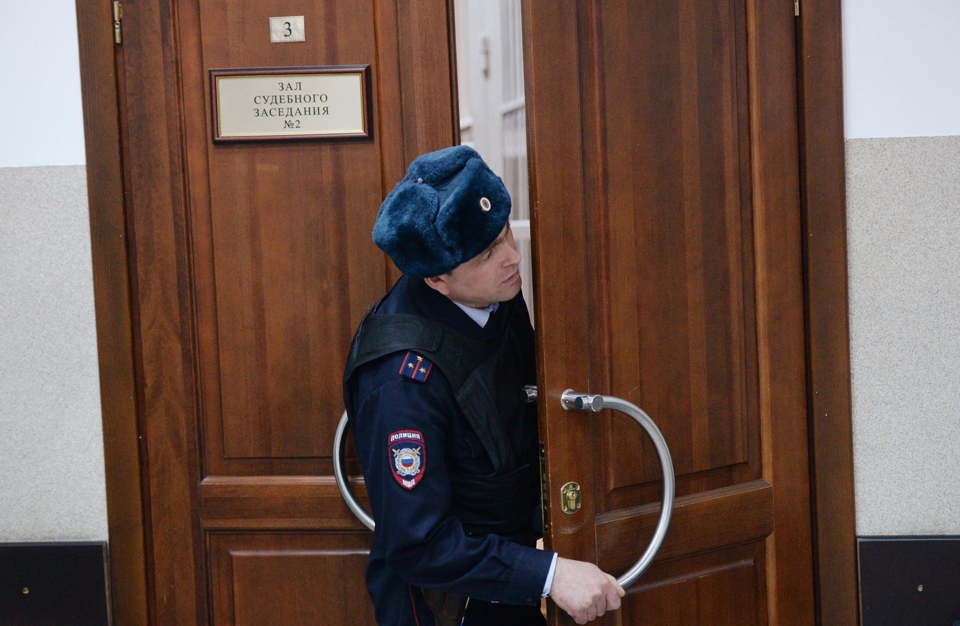 Сотрудник полиции выходит из зала судебных заеданий Заводского районного суда в Кемерове - РИА Новости, 1920, 08.12.2022