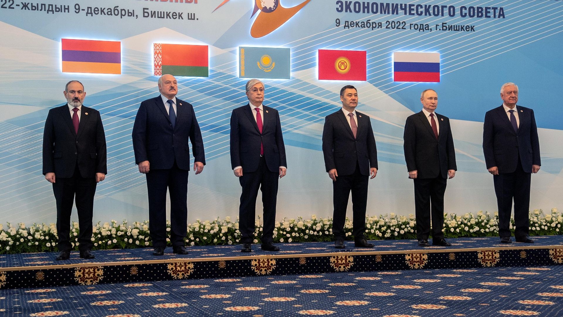 Президент России Владимир Путин на церемонии фотографирования глав делегаций государств — участников Высшего Евразийского экономического совета на саммите стран — участниц Евразийского экономического союза в Бишкеке Президент России Владимир Путин на церемонии фотографирования глав делегаций государств — участников Высшего Евразийского экономического совета на саммите стран — участниц Евразийского экономического союза в Бишкеке - РИА Новости, 1920, 09.12.2022