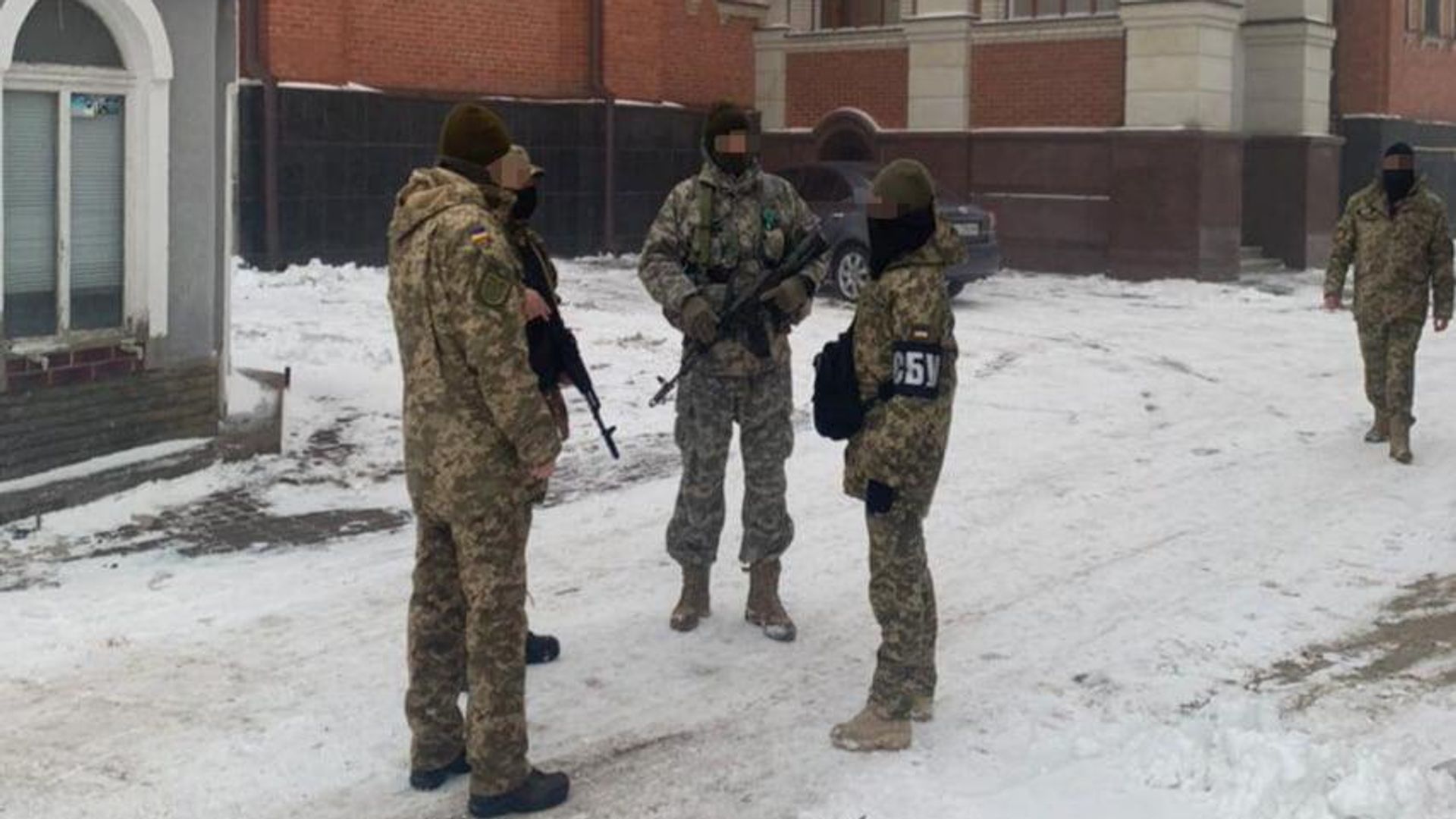 Сотрудники СБУ во время обысков в соборе УПЦ Сотрудники СБУ во время обысков в соборе УПЦ - РИА Новости, 1920, 11.12.2022