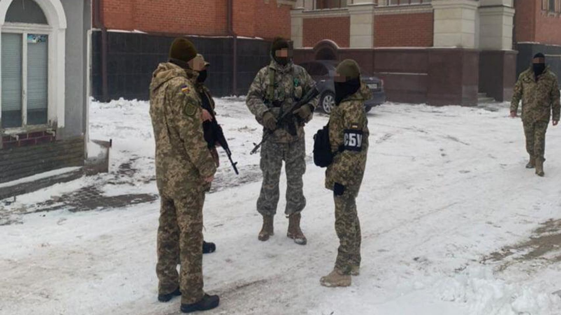 Сотрудники СБУ во время обысков в Свято-Покровском кафедральном соборе Борисполя Сотрудники СБУ во время обысков в Свято-Покровском кафедральном соборе Борисполя - РИА Новости, 1920, 26.12.2022