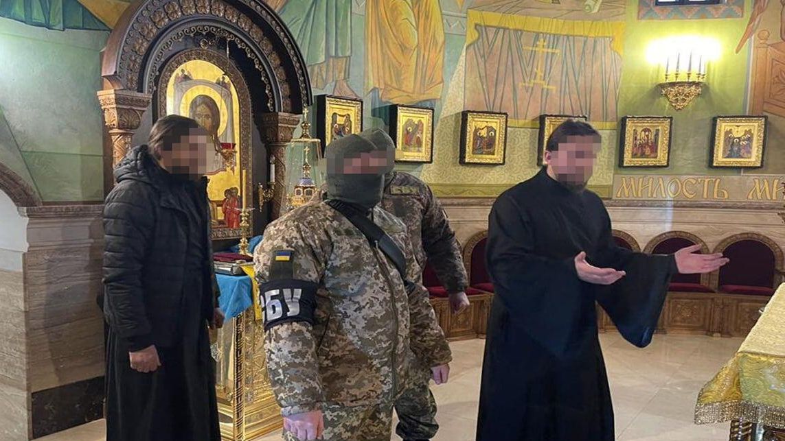 Сотрудники СБУ во время обысков в Свято-Покровском кафедральном соборе Борисполя. 9 декабря 2022 Сотрудники СБУ во время обысков в Свято-Покровском кафедральном соборе Борисполя. 9 декабря 2022 - РИА Новости, 1920, 09.12.2022