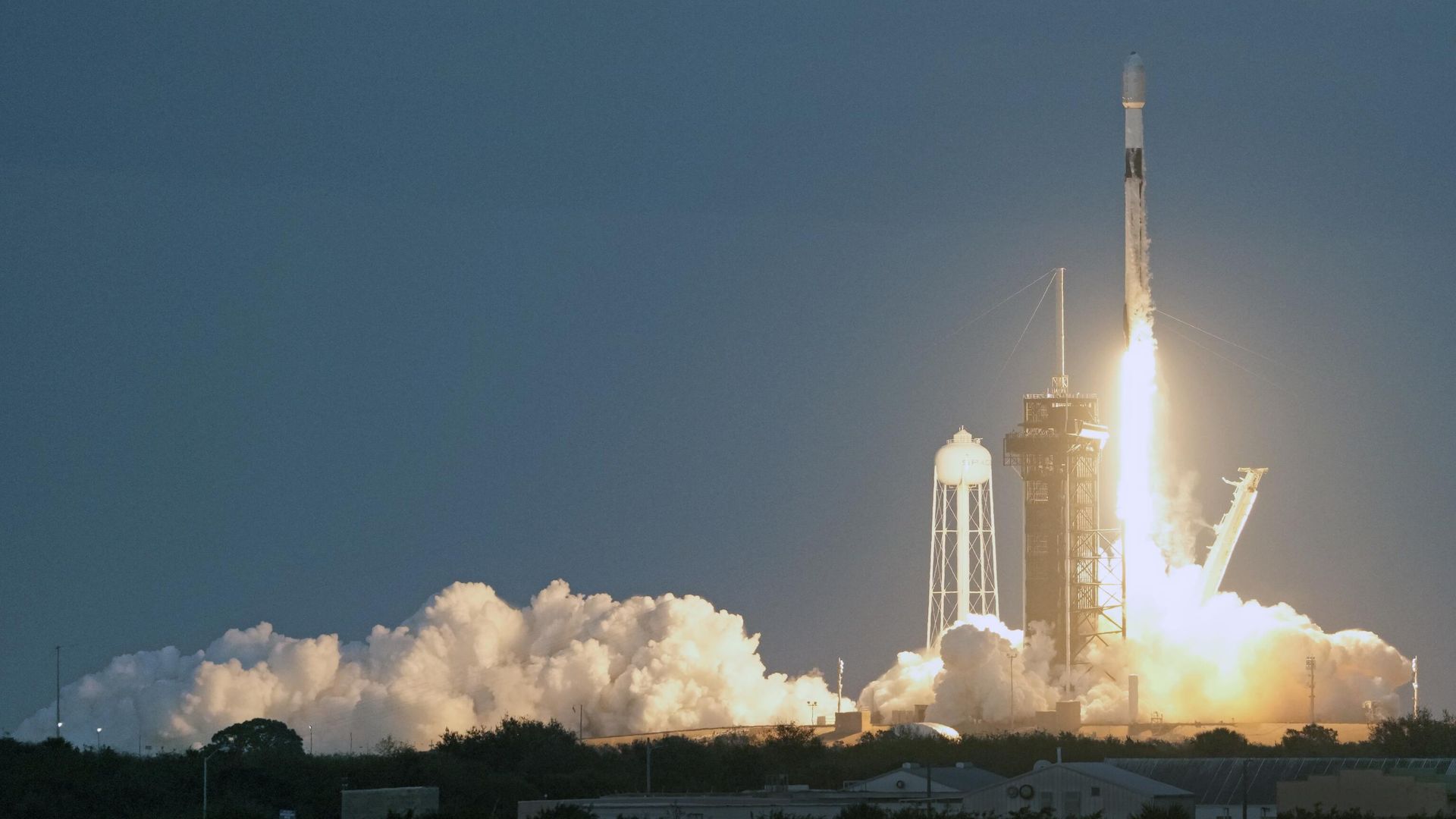 Запуск ракеты SpaceX Falcon 9 со спутниками OneWeb с космодрома имени Кеннеди во Флориде Запуск ракеты SpaceX Falcon 9 со спутниками OneWeb с космодрома имени Кеннеди во Флориде - РИА Новости, 1920, 09.12.2022