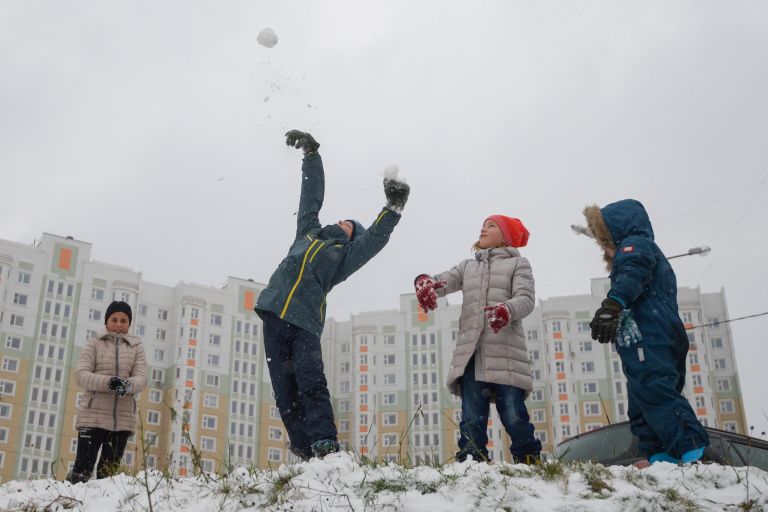 Дети играют с первым снегом в районе Ново-Переделкино в Москве