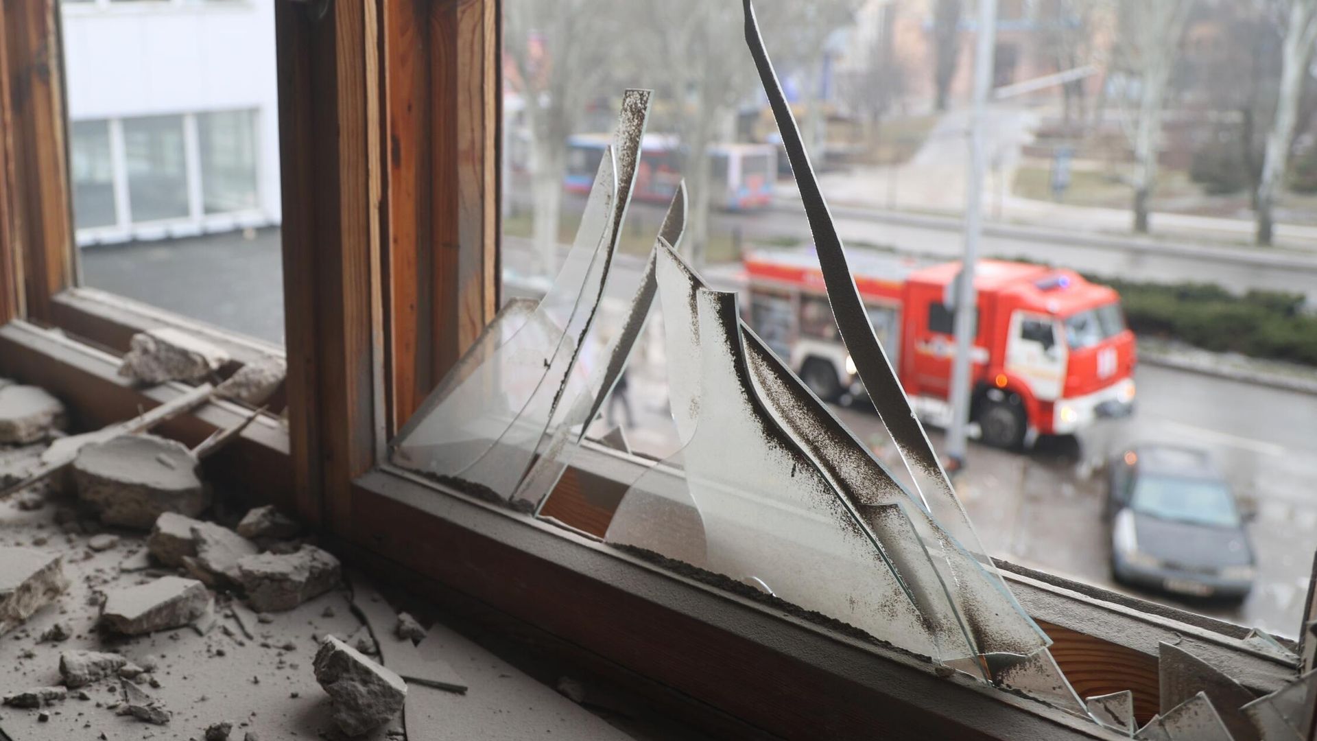 Разбитое окно в здании после попадания снаряда Разбитое окно в здании после попадания снаряда - РИА Новости, 1920, 13.02.2023