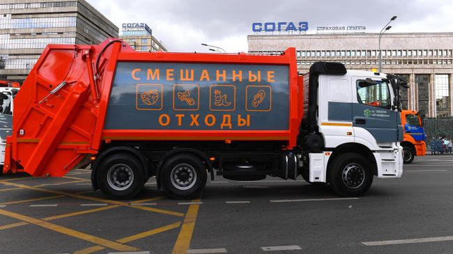 Мусоровоз во время парада городской техники на Садовом кольце в Москве Мусоровоз во время парада городской техники на Садовом кольце в Москве