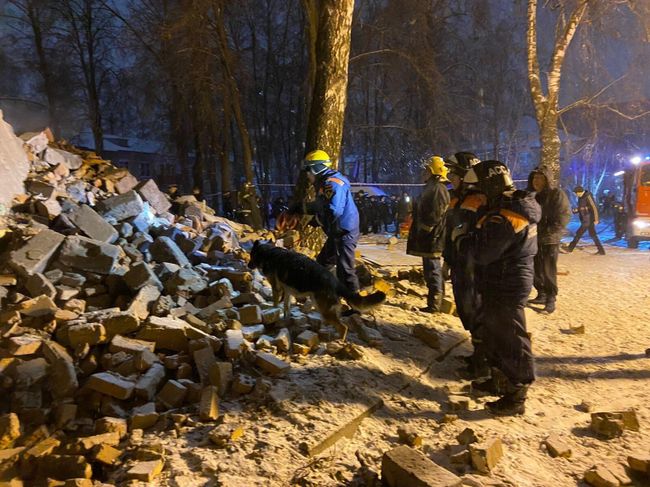 Сотрудники МЧС на месте частичного обрушения двухэтажного дома в Рязани Сотрудники МЧС на месте частичного обрушения двухэтажного дома в Рязани