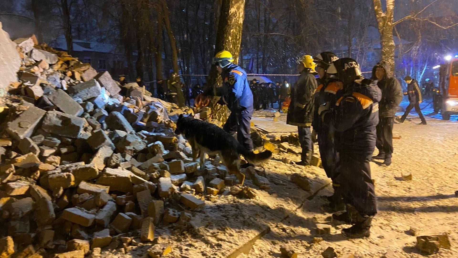 Сотрудники МЧС на месте частичного обрушения двухэтажного дома в Рязани Сотрудники МЧС на месте частичного обрушения двухэтажного дома в Рязани - РИА Новости, 1920, 14.05.2023