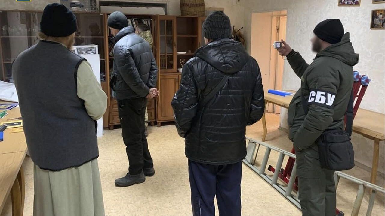 Сотрудники СБУ во время обысков в одном из храмов УПЦ в Харьковской области Сотрудники СБУ во время обысков в одном из храмов УПЦ в Харьковской области - РИА Новости, 1920, 10.12.2022