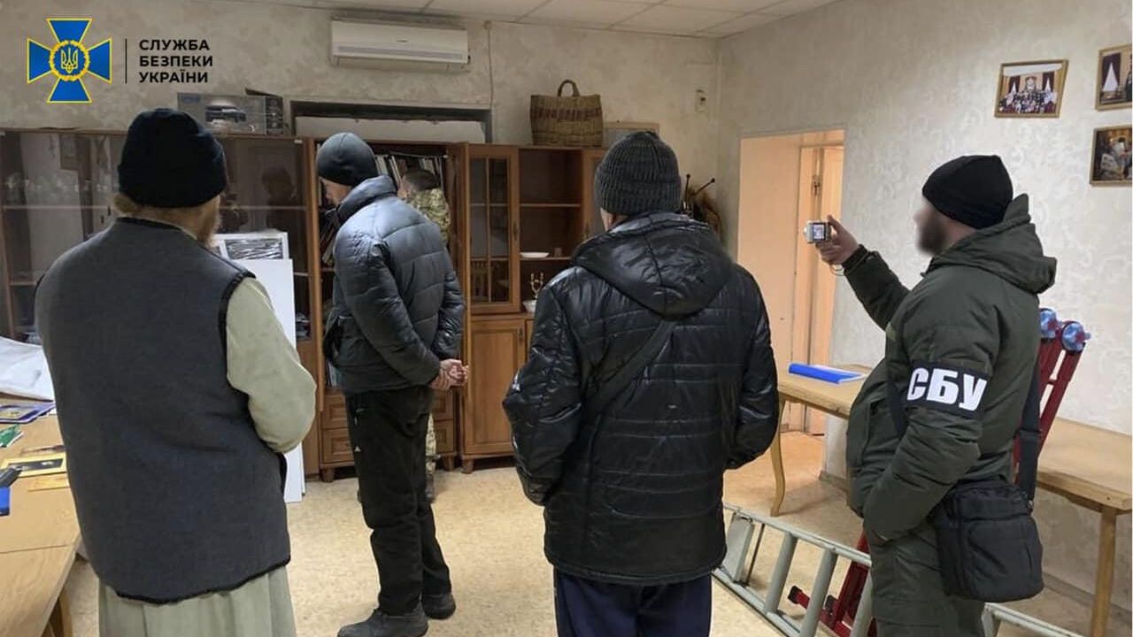 Сотрудники СБУ во время обысков в одном из храмов УПЦ в Харьковской области Сотрудники СБУ во время обысков в одном из храмов УПЦ в Харьковской области - РИА Новости, 1920, 10.12.2022