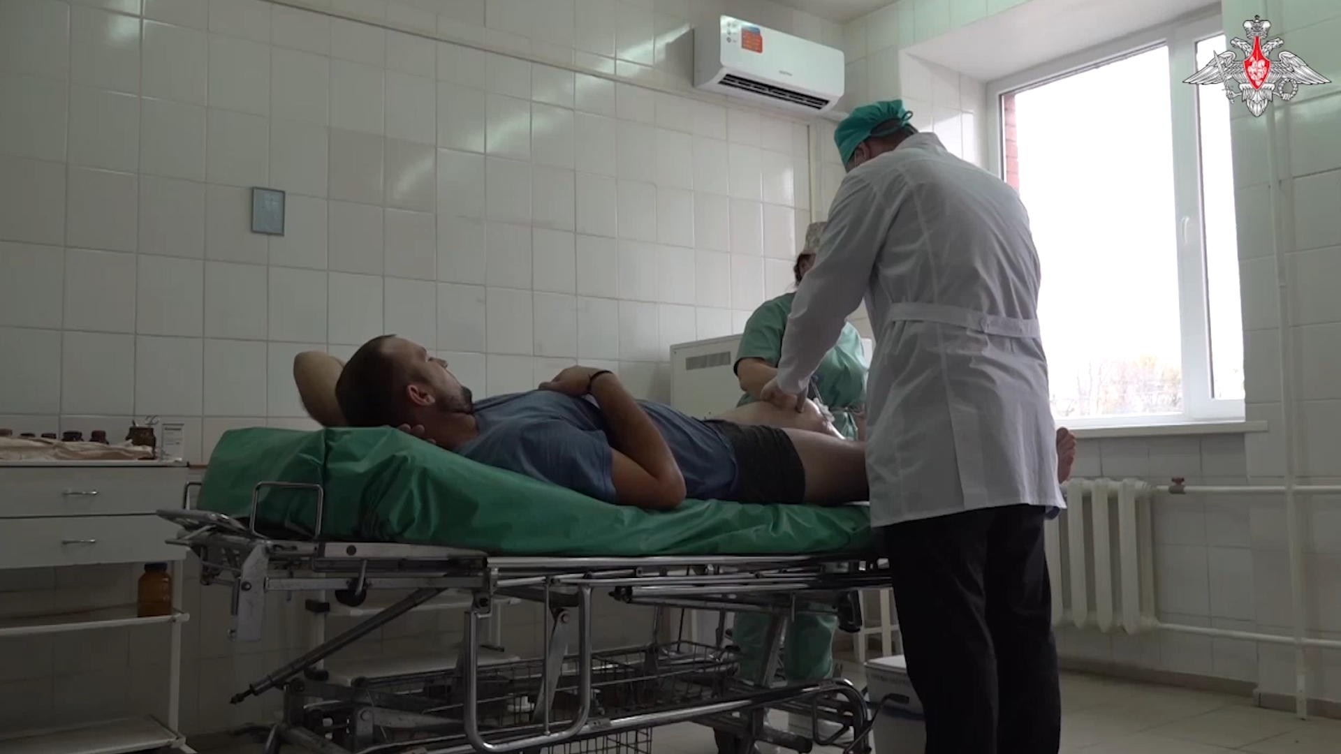 Оказание помощи пленным солдатам ВСУ. Видео Минобороны России Оказание помощи пленным солдатам ВСУ. Видео Минобороны России - РИА Новости, 1920, 10.12.2022