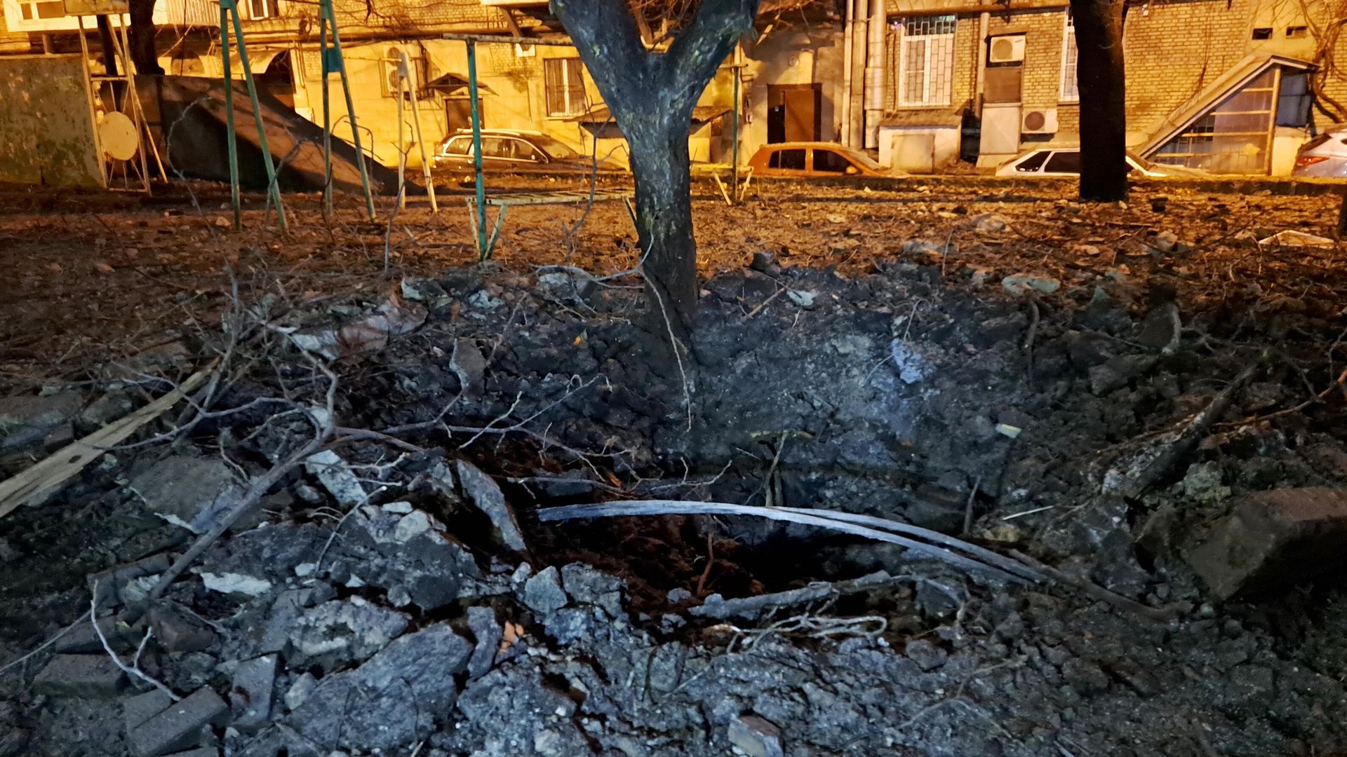 Одна из улиц Донецка после обстрела со стороны ВСУ Одна из улиц Донецка после обстрела со стороны ВСУ - РИА Новости, 1920, 23.12.2022