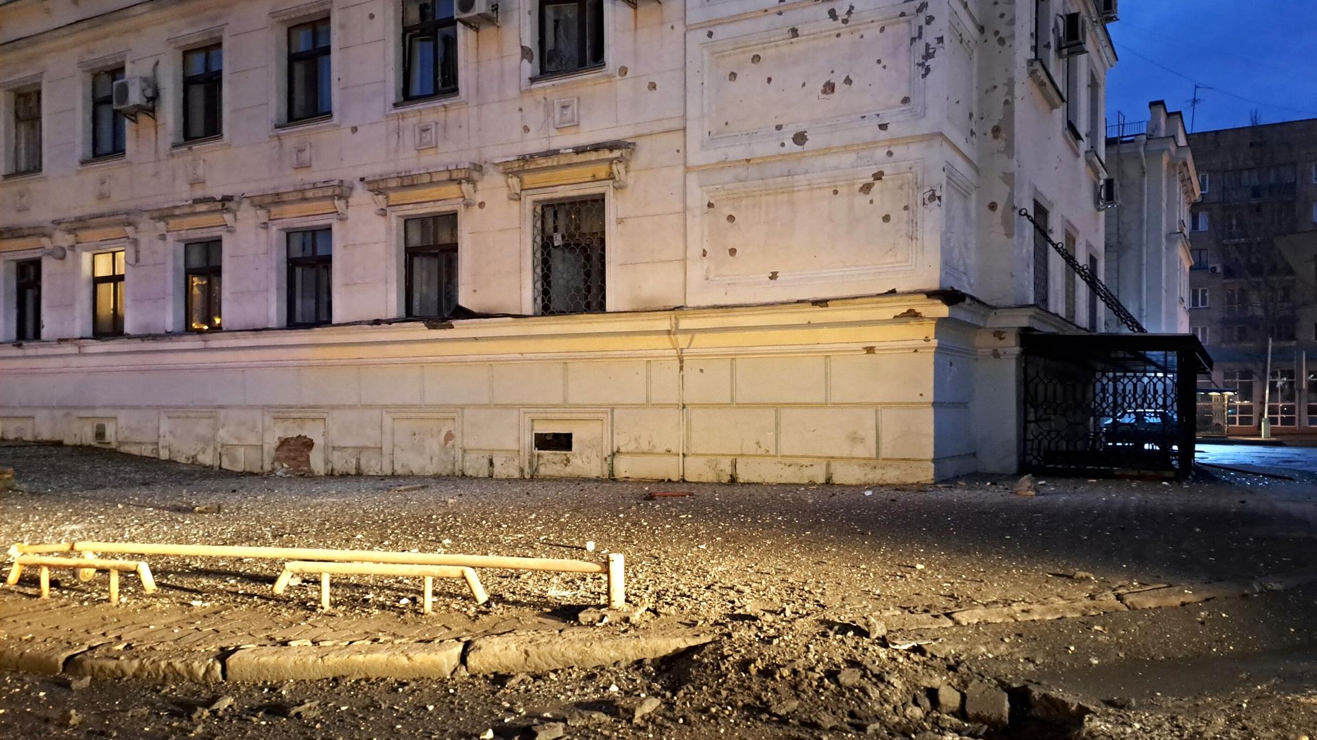 Дом на одной из улиц Донецка после обстрела со стороны ВСУ Дом на одной из улиц Донецка после обстрела со стороны ВСУ - РИА Новости, 1920, 13.12.2022
