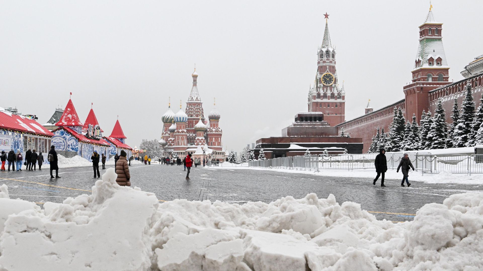 Снежный сугроб на Красной площади в Москве - РИА Новости, 1920, 13.12.2022
