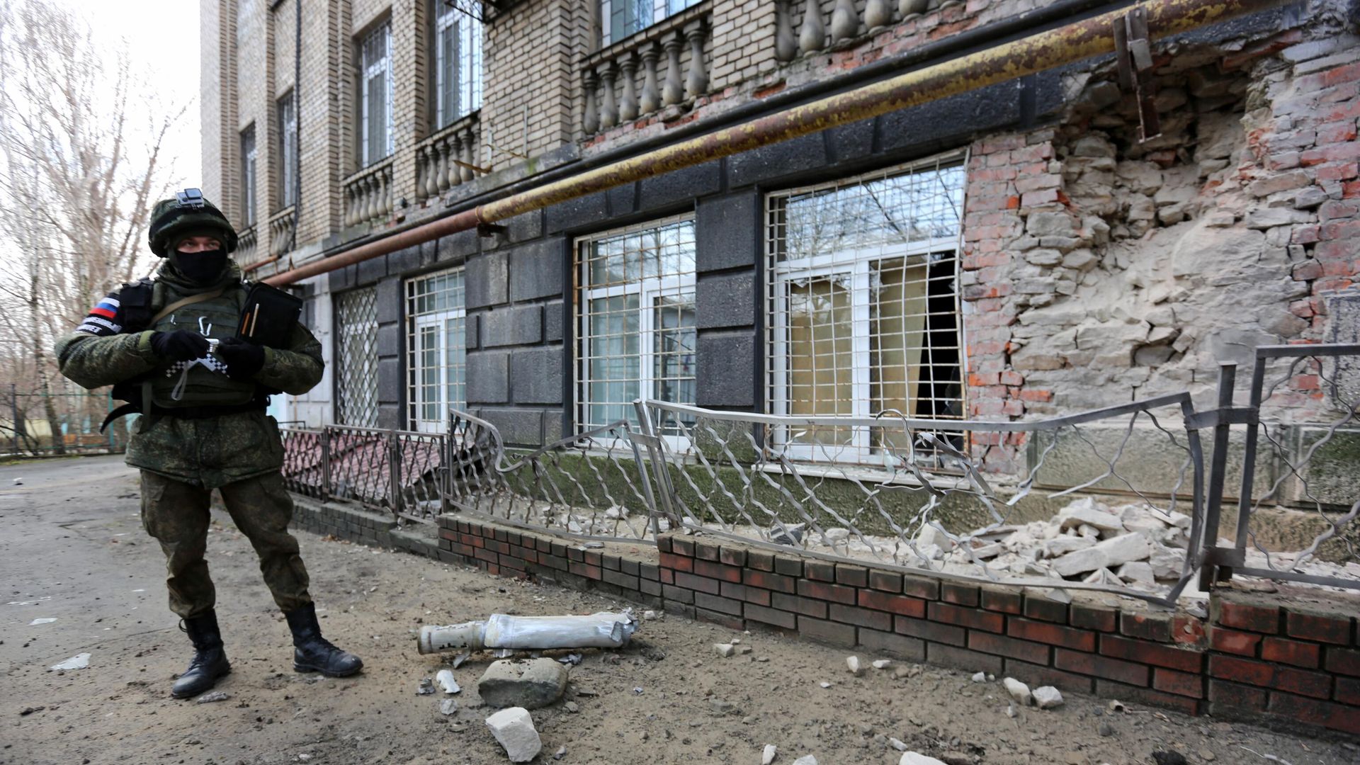 Представитель СК РФ фиксирует фрагмент снаряда в Донецке после обстрела со стороны ВСУ Представитель СК РФ фиксирует фрагмент снаряда в Донецке после обстрела со стороны ВСУ - РИА Новости, 1920, 12.12.2022