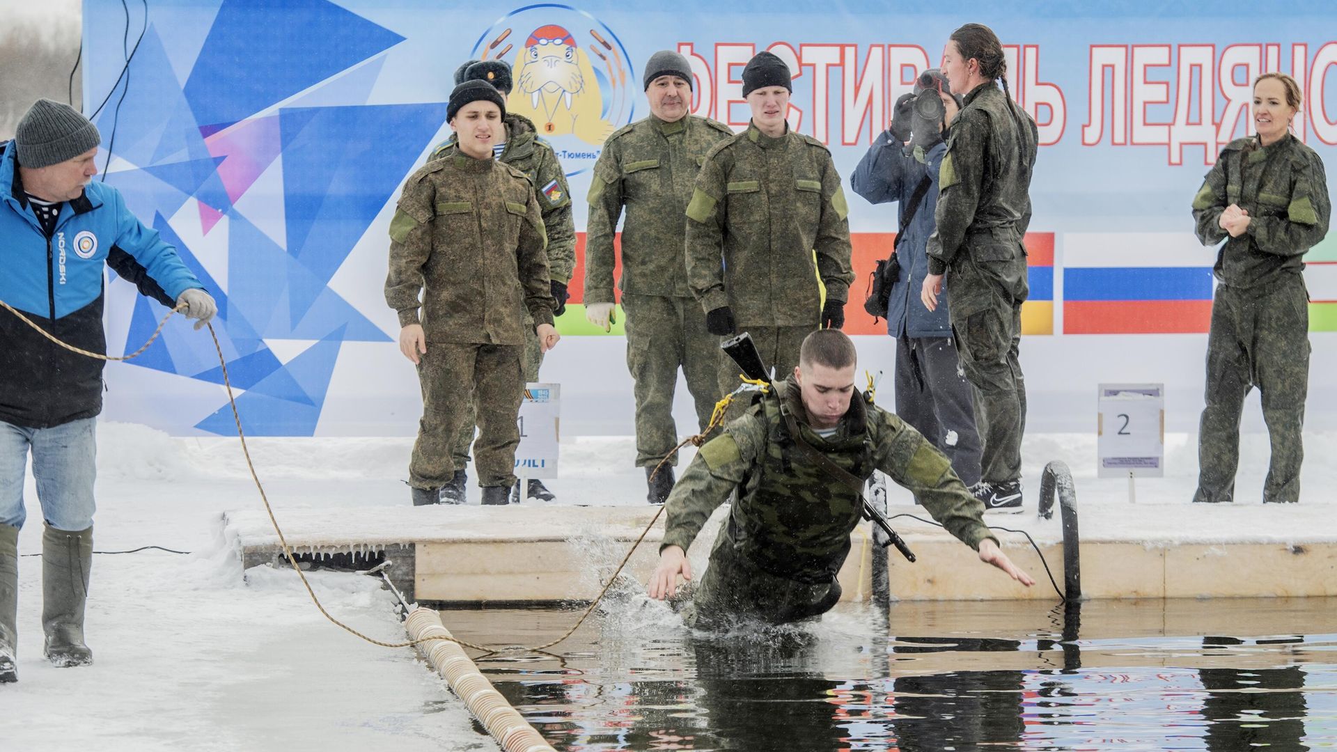 Установка рекорда России по плаванию в военной экипировке в ледяной воде Установка рекорда России по плаванию в военной экипировке в ледяной воде - РИА Новости, 1920, 11.12.2022