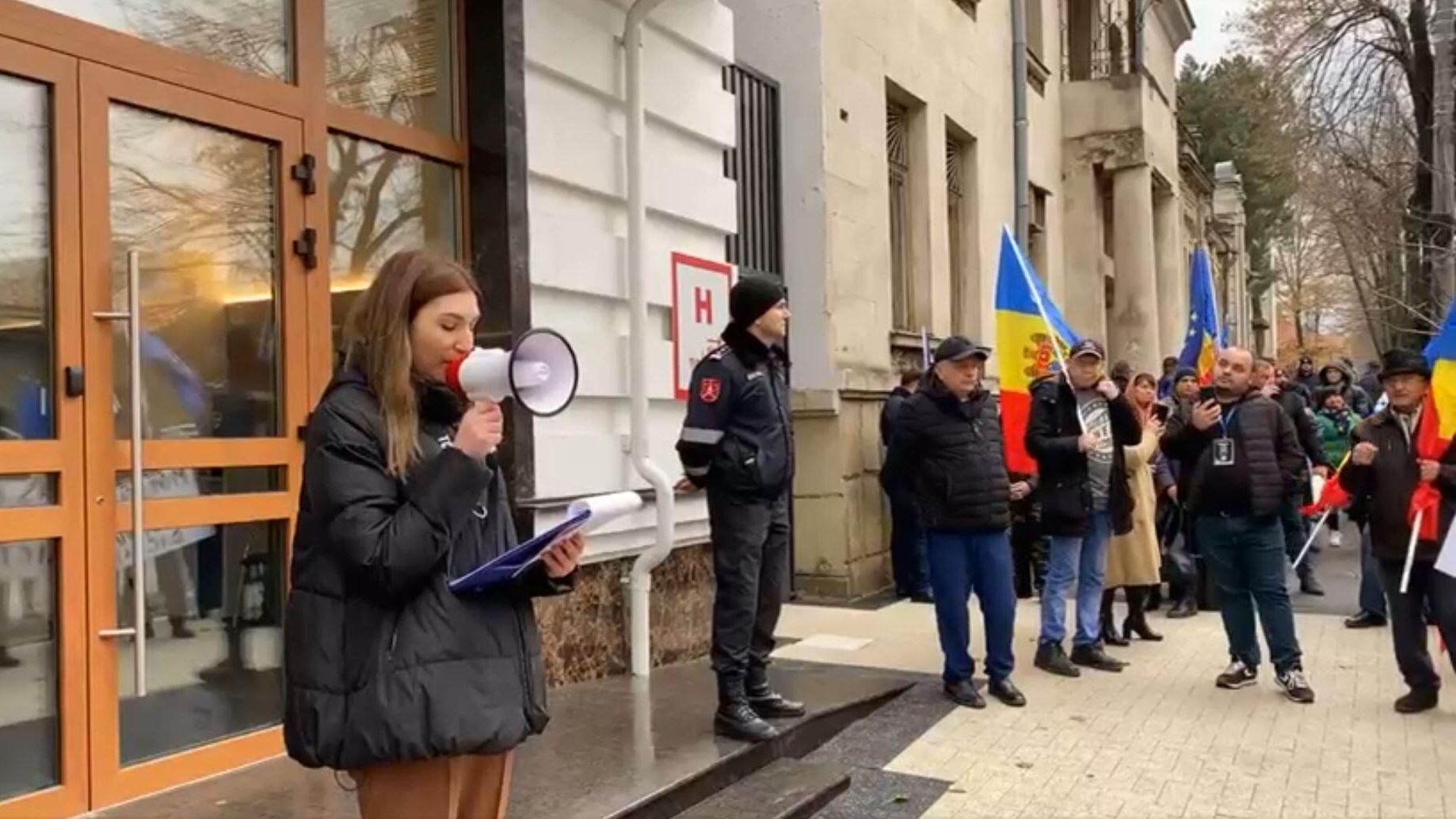 Сторонники партии PACE проводят акцию протеста против внутренней и внешней политикой действующей власти в Кишиневе, Молдавия. Кадр видео Сторонники партии PACE проводят акцию протеста против внутренней и внешней политикой действующей власти в Кишиневе, Молдавия. Кадр видео - РИА Новости, 1920, 18.12.2022