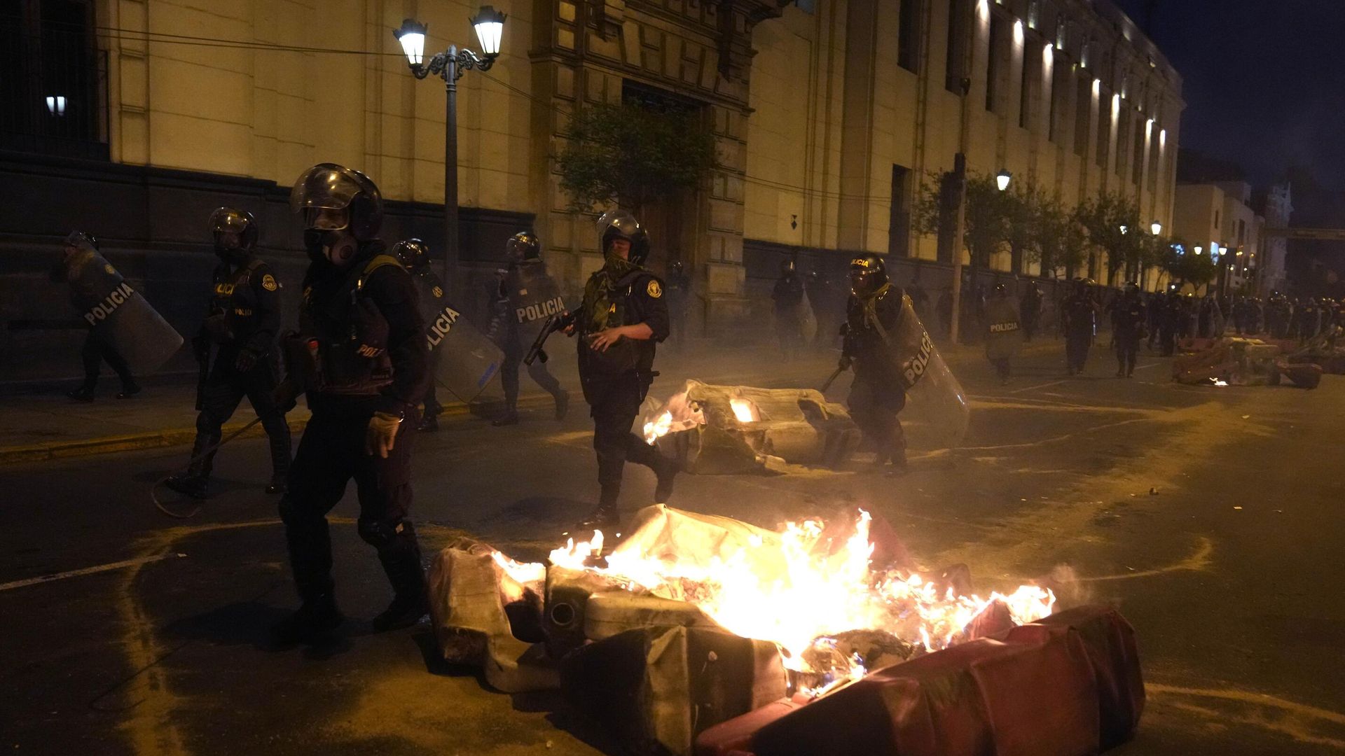 Сотрудники полиции во время акции протеста сторонников отстраненного от власти президента Перу Педро Кастильо на площади Сан-Мартин в Лиме Сотрудники полиции во время акции протеста сторонников отстраненного от власти президента Перу Педро Кастильо на площади Сан-Мартин в Лиме - РИА Новости, 1920, 12.12.2022