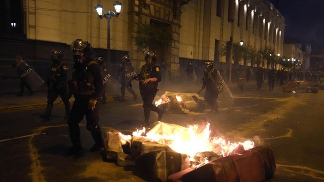 Сотрудники полиции во время акции протеста сторонников отстраненного от власти президента Перу Педро Кастильо на площади Сан-Мартин в Лиме