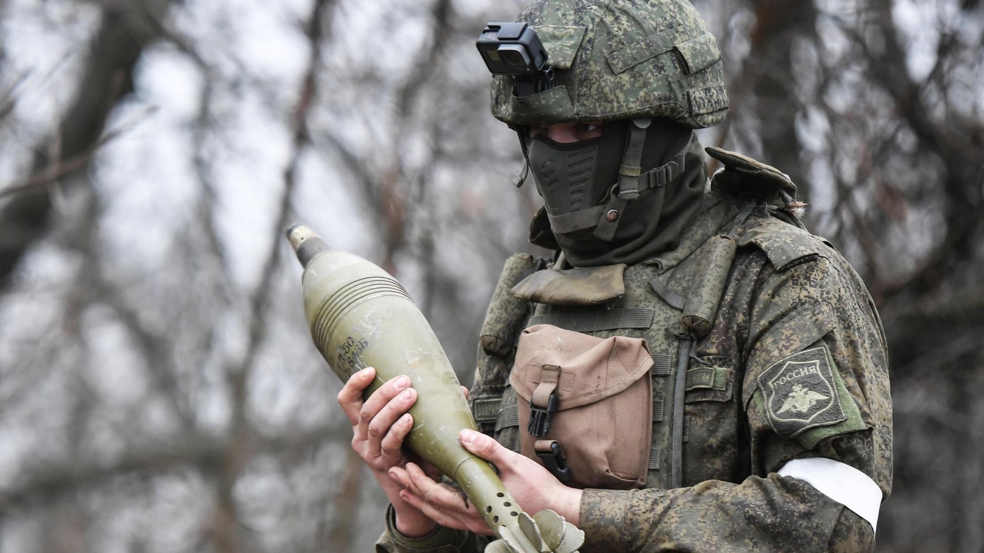 Военнослужащий минометного расчета Вооруженных сил РФ несет снаряд для миномета на Запорожском направлении специальной военной операции Военнослужащий минометного расчета Вооруженных сил РФ несет снаряд для миномета на Запорожском направлении специальной военной операции - РИА Новости, 1920, 15.12.2022