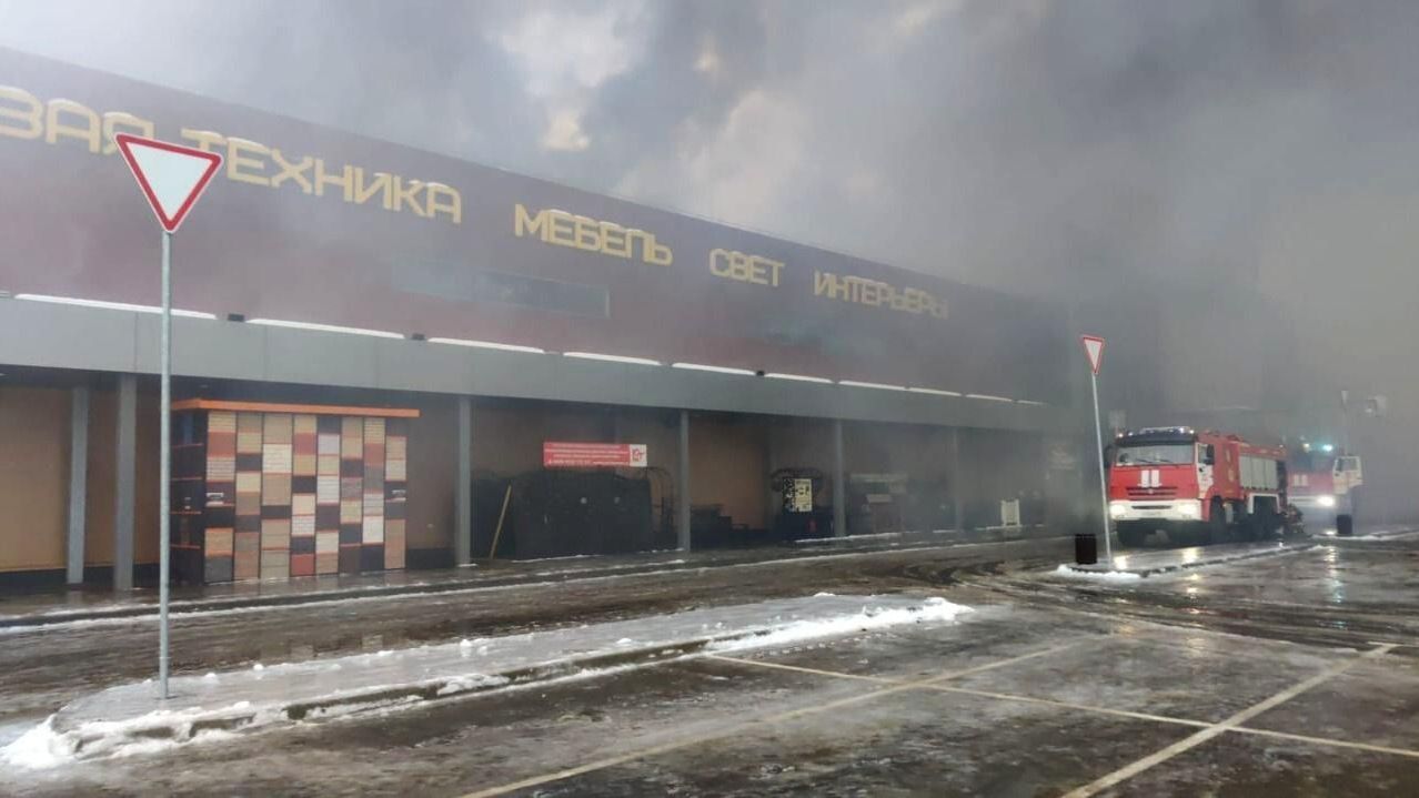 Пожар в ТЦ Стройпарк в Балашихе Пожар в ТЦ Стройпарк в Балашихе - РИА Новости, 1920, 12.12.2022