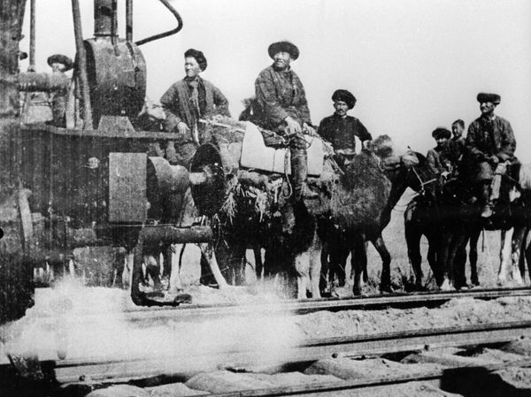 На строительстве Турксиба (Туркестано-Сибирская магистраль) — железная дорога из Сибири в Среднюю Азию На строительстве Турксиба (Туркестано-Сибирская магистраль) — железная дорога из Сибири в Среднюю Азию