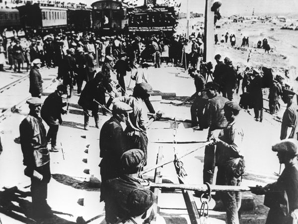 Укладка последних шпал Турксиба, железной дороги, построенной в 1927—1930 годах, соединившей Среднюю Азию с Сибирью Укладка последних шпал Турксиба, железной дороги, построенной в 1927—1930 годах, соединившей Среднюю Азию с Сибирью