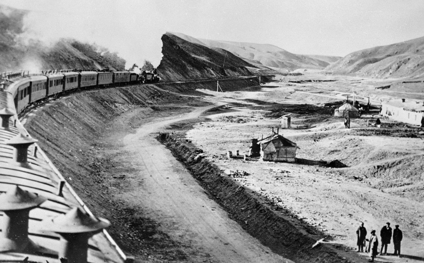Туркестано-Сибирская магистраль — железная дорога, построенная в 1927—1930 годах, соединившая Среднюю Азию с Сибирью Туркестано-Сибирская магистраль — железная дорога, построенная в 1927—1930 годах, соединившая Среднюю Азию с Сибирью
