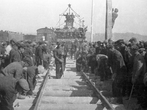 Укладка шпал Турксиба, железной дороги, построенной в 1927—1930 годах, соединившей Среднюю Азию с Сибирью Укладка шпал Турксиба, железной дороги, построенной в 1927—1930 годах, соединившей Среднюю Азию с Сибирью