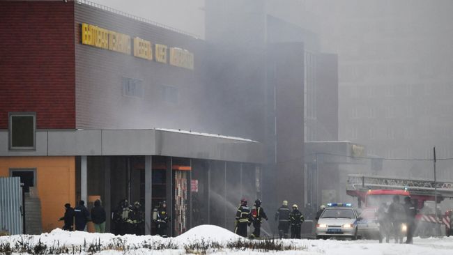 Тушение пожара в торговом центре Стройтракт (Стройпарк) в Балашихе
