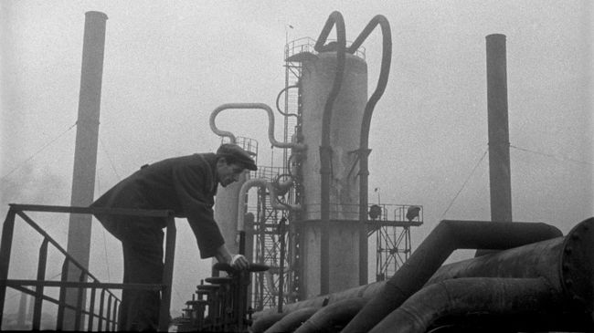 Добыча нефти на нефтяных промыслах Баку. Нефтеперегонный завод. 1939 год Добыча нефти на нефтяных промыслах Баку. Нефтеперегонный завод. 1939 год